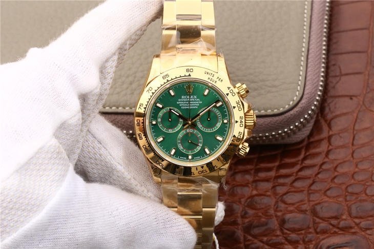4d39d6_897a318e3824476bb20af3a243794d75mv2.jpg Rolex Cosmograph Daytona 18K (Gold green dial daytona) - Image 1